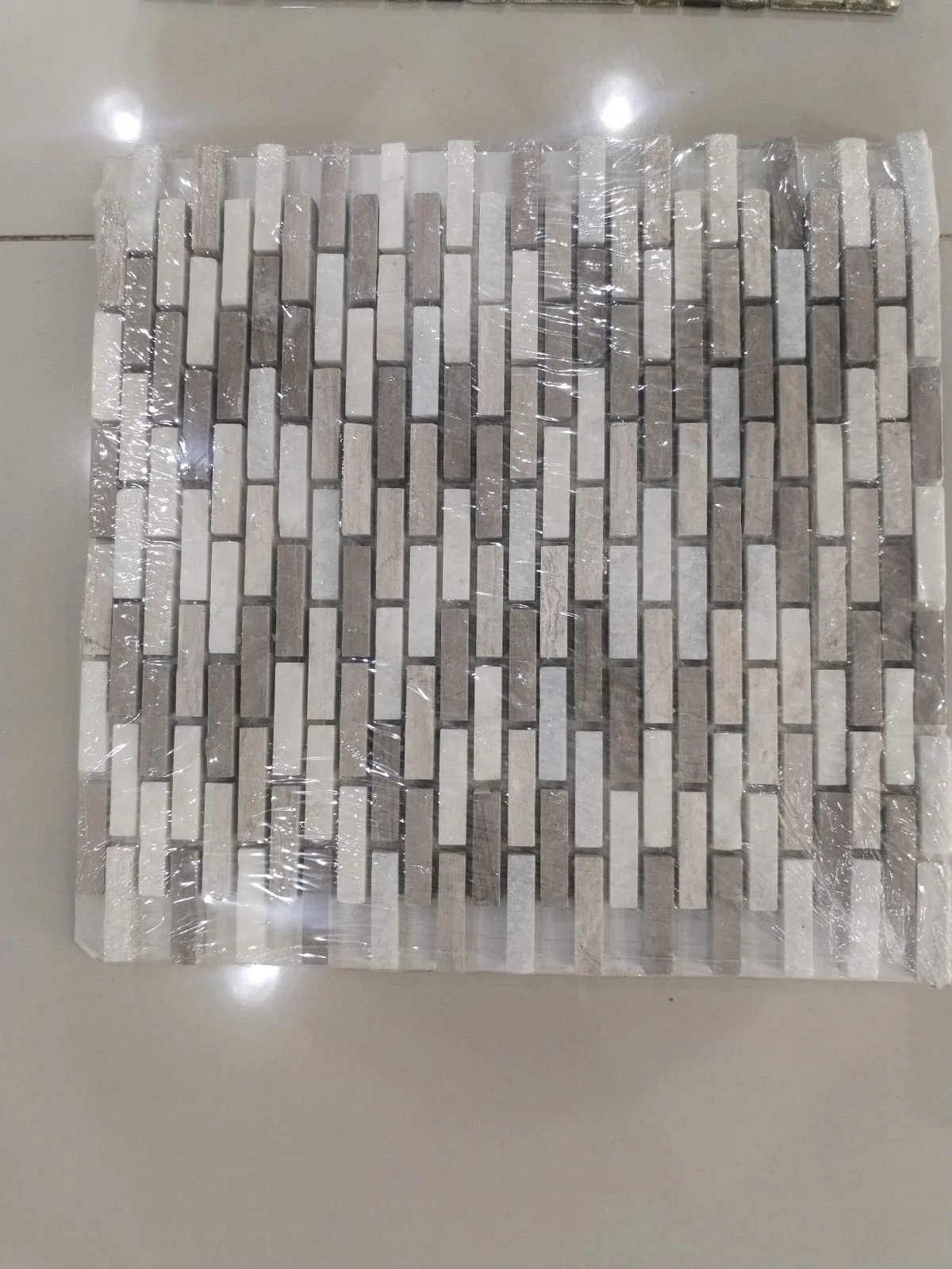 موزاييك حجر طبيعي شرائح بيج ورمادي EZ003