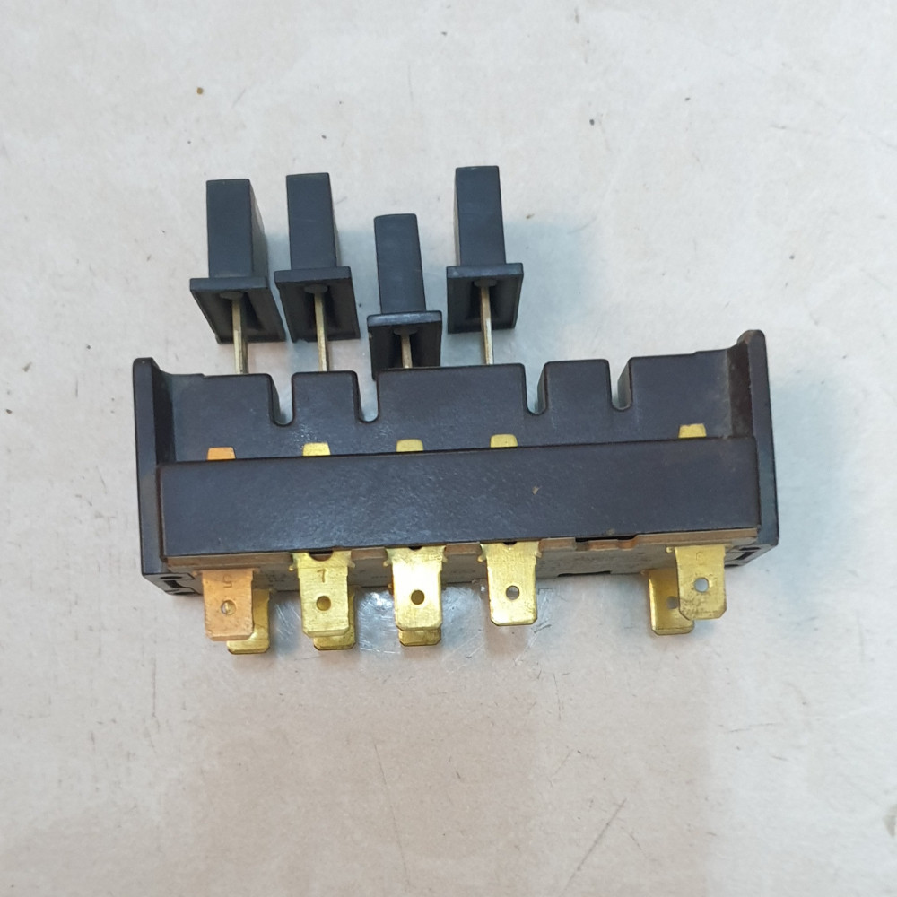01328A# مفتاح سوتش ضغاط مكيف كارير / BUSH BOTTON SWITCH CARRIER HR54AL282A