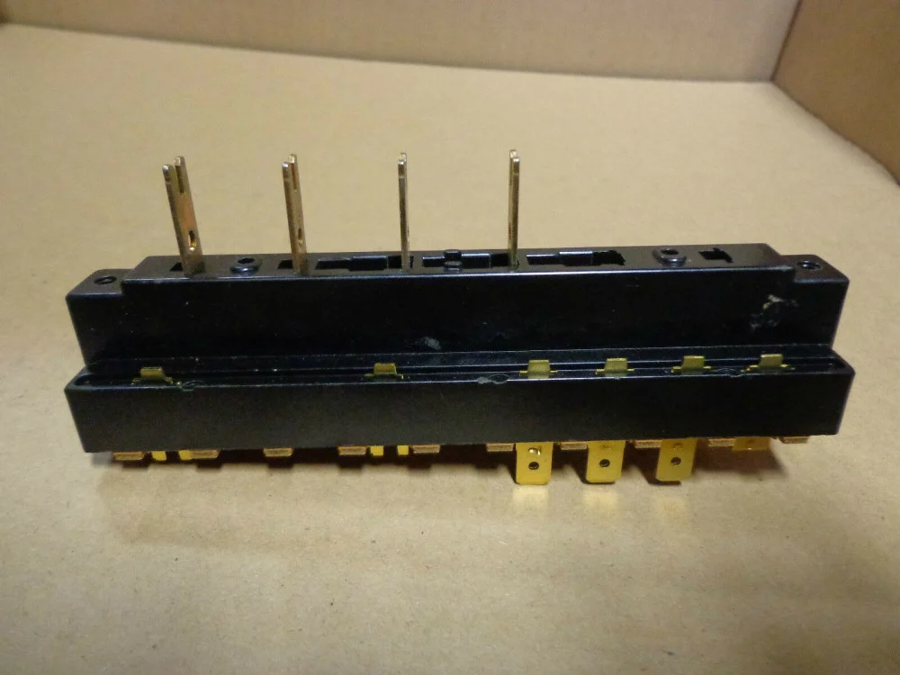 #04366A مفتاح سوتش مكيف كارير / PUSH BOTTON SWITCH CARRIER HR54KL243 / AS4538-46 230V