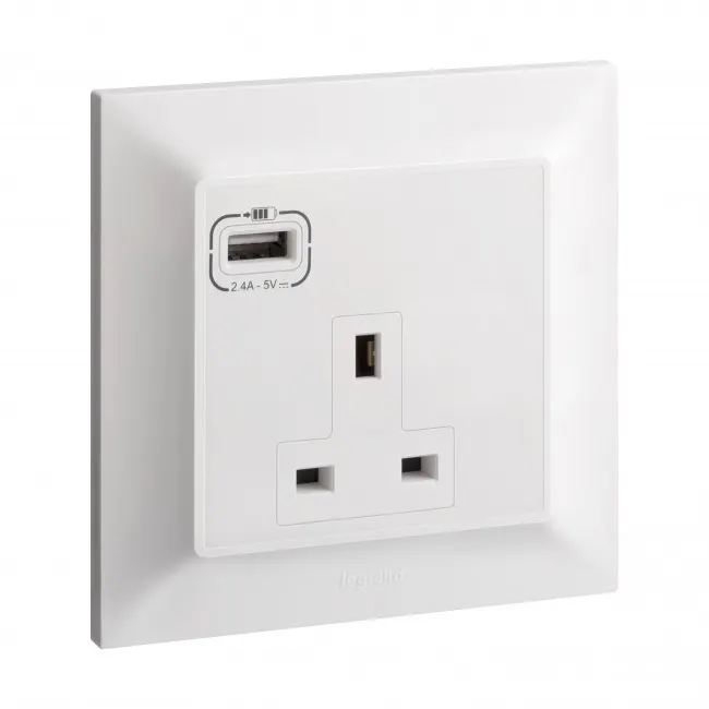 ليجراند - فيش مفرد 13 أمبير - الموصفات البريطانية - 250 فولت - بدون مفتاح مع مخرج USB - بلانكو إس - أبيض