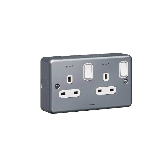 ليجراند - فيش مجوز سينرجي مع مفتاح - 13 أمبير - 250 فولت - مع لمبة بيان - Metalclad