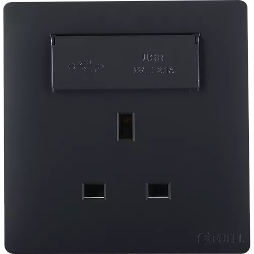 فيش ثلاثي مع منفذ يو اس بي USB ابوغطاء لون اسود بيانو