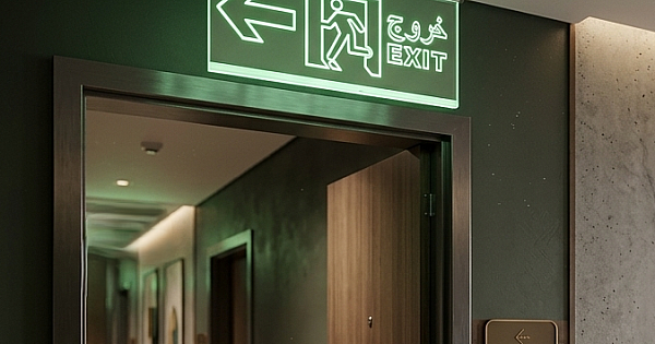 لوحة مخرج طوارئ (خروج | EXIT) مع سهم يسار شفاف LED مضيئة اخضر باللغتين العربية و الانجليزية