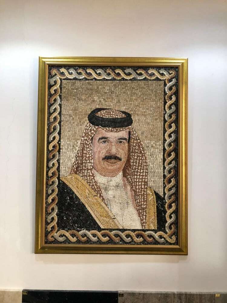 لوحة موزايك رخامية لجلالة ملك البحرين