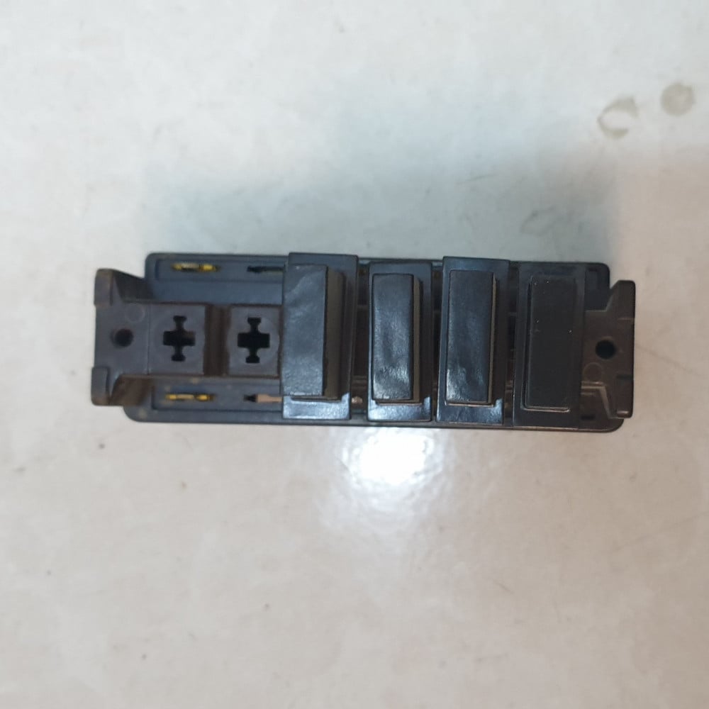 01328A# مفتاح سوتش ضغاط مكيف كارير / BUSH BOTTON SWITCH CARRIER HR54AL282A