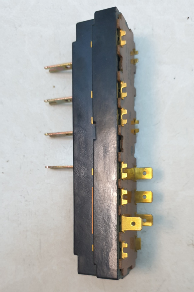 #04366A مفتاح سوتش مكيف كارير / PUSH BOTTON SWITCH CARRIER HR54KL243 / AS4538-46 230V